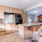 Myzen Guest House -5Min To Canal Walk Mall & 5Min To Grand West Cassino